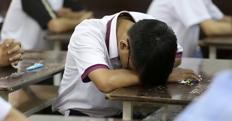 học sinh ôn tập mùa thi