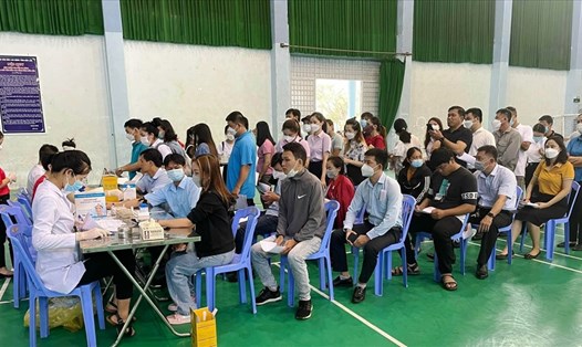 Đoàn viên, người lao động ở Đắk Lắk làm thủ tục đăng ký hiến máu tình nguyện. Ảnh: T.X