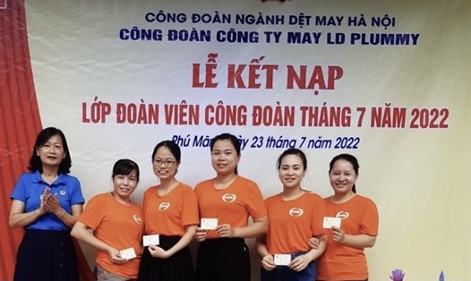 Kết nạp "Lớp đoàn viên Công đoàn tháng 7" là một trong những hoạt động hiệu quả của Công đoàn ngành Dệt-May Hà Nội để thu hút người lao động gia nhập tổ chức Công đoàn Việt Nam. Ảnh: CĐN