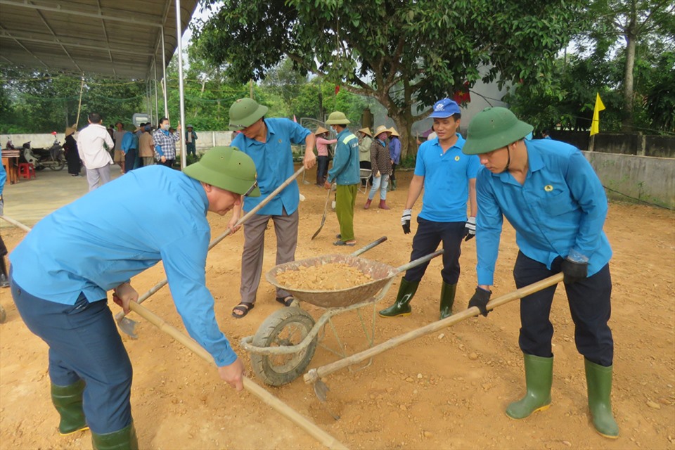 Cán bộ Liên đoàn lao động Hà Tĩnh tham gia lao động giúp thôn 5 xã Điền Mỹ xây dựng nông thôn mới. Ảnh: CĐ.