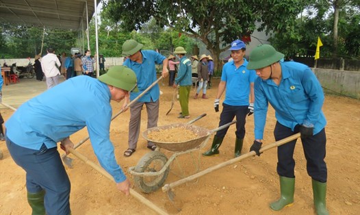 Cán bộ Liên đoàn lao động Hà Tĩnh tham gia lao động giúp thôn 5 xã Điền Mỹ xây dựng nông thôn mới. Ảnh: CĐ.