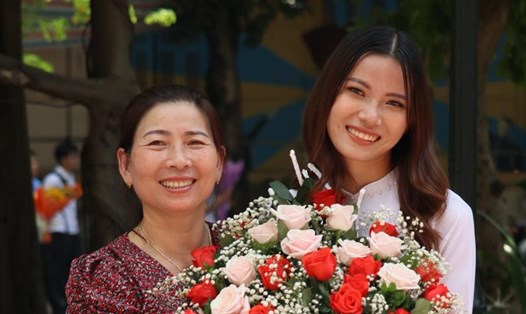 Lê Thị Ngọc Hằng và mẹ trong ngày tốt nghiệp. Ảnh: Minh Hà.