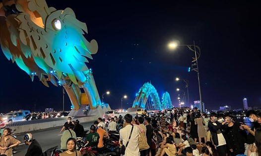 Đông đảo du khách tập trung từ sớm để xem cầu Rồng, TP.Đà Nẵng phun lửa phun nước vào cuối tuần.