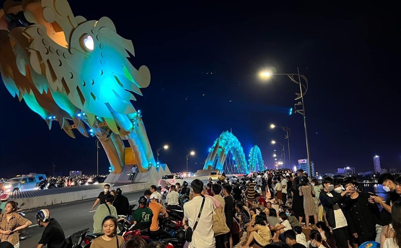 Đông đảo du khách tập trung từ sớm để xem cầu Rồng, TP.Đà Nẵng phun lửa phun nước vào cuối tuần.