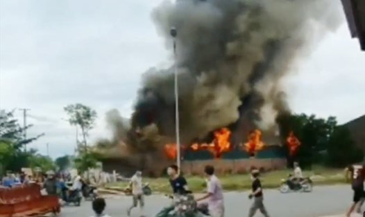 Hình ảnh cháy cơ sở sơn đồ gỗ Quyết Tâm ở làng nghề mộc Thái Yên. Ảnh cắt từ clip.