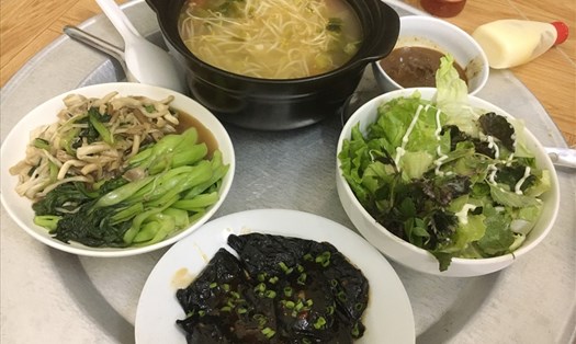 Một bữa cơm rau của sinh viên. Ảnh: Nguyễn Cường.