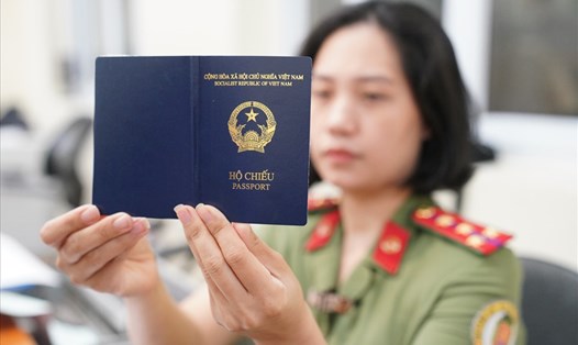 Mẫu hộ chiếu mới đang được Cục Quản lý Xuất nhập cảnh Bộ Công an cấp cho người dân. Ảnh: X.T