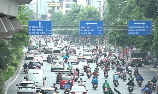 Giao thông hỗn loạn trong ngày đầu phân làn trên đường Nguyễn Trãi. Ảnh ĐT
