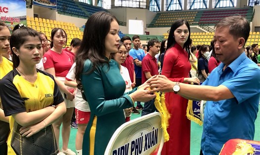 Ông Trần Quang Vinh - Phó Chủ tịch Thường trực LĐLĐ Thừa Thiên Huế trao cờ lưu niệm cho các đội tham dự hội thao.