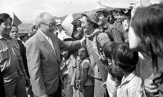 Ông Võ Chí Công thăm hỏi bà con huyện Phước Sơn, tỉnh Quảng Nam năm 1989. Ảnh: Tư liệu/Nhandan