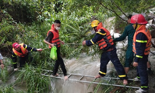 Giải cứu 23 người mắc kẹt ở một khu vực suối du lịch Quảng Nam. Ảnh: TC