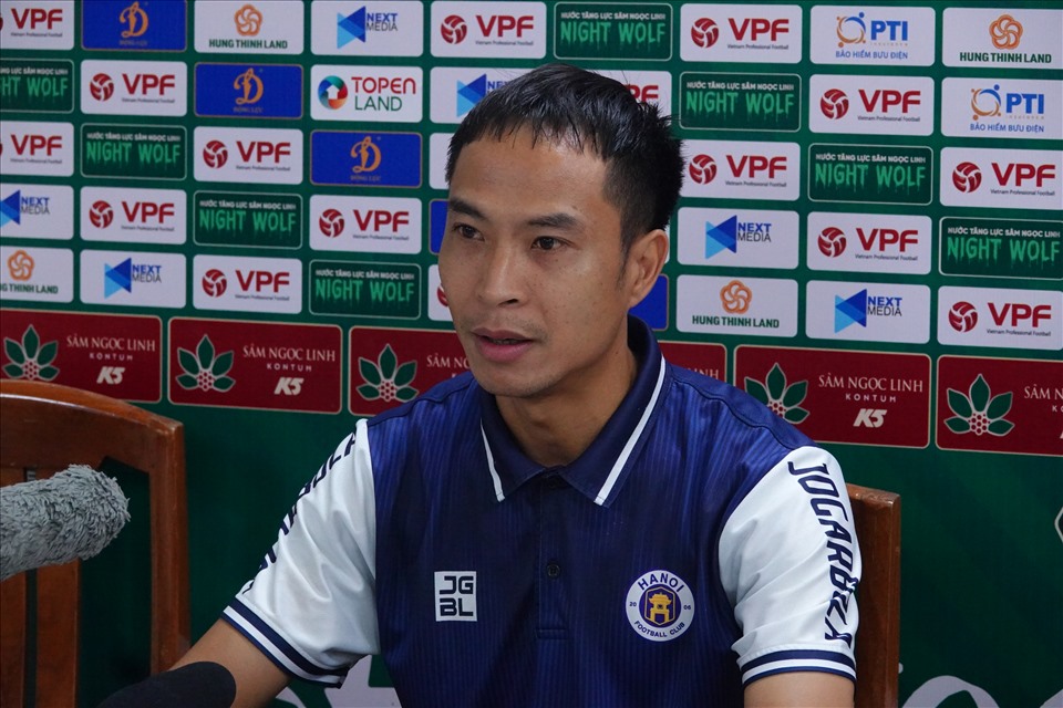 Trợ lý HLV Hà Nội FC khen Tấn Trường, khẳng định tham vọng vô địch