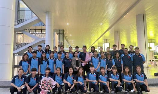 U18 nữ Việt Nam trở về nước sau khi giành tấm huy chương bạc tại U18 nữ Đông Nam Á 2022. ẢNh: VFF