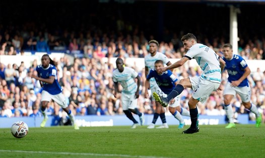 Jorginho ghi bàn thắng duy nhất mang về 3 điểm cho Chelsea trước Everton. Ảnh: The Sun