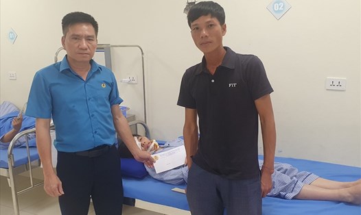 Lãnh đạo Liên đoàn Lao động huyện Lục Ngạn trao quà hỗ trợ gia đình công nhân không may bị tai nạn.