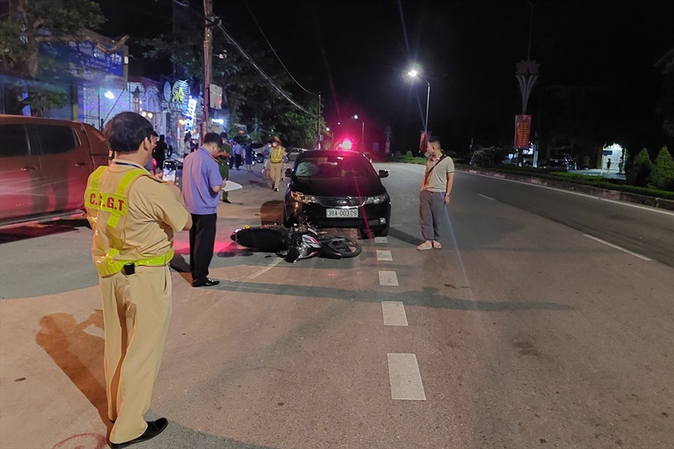 Hiện trường vụ tai nạn xe con đâm vào xe máy ở phường Bắc Hồng, thị xã Hồng Lĩnh khiến 2 phụ nữ thương vong. Ảnh: NH.