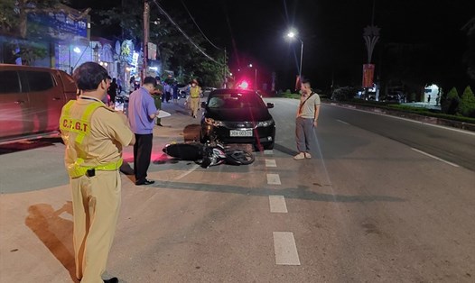 Hiện trường vụ tai nạn xe con đâm vào xe máy ở phường Bắc Hồng, thị xã Hồng Lĩnh khiến 2 phụ nữ thương vong. Ảnh: NH.