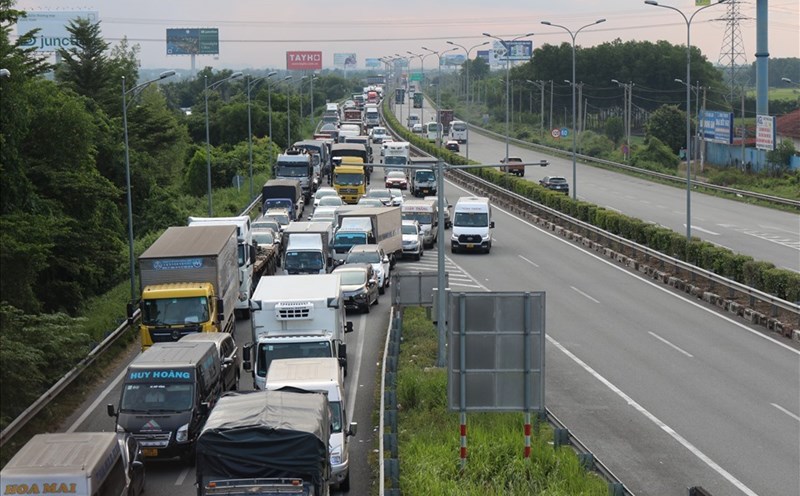 Kẹt xe trên cao tốc TPHCM - Long Thành - Dầu Giây gần trạm thu phí Quốc lộ 51 (Đồng Nai).  Ảnh: Huỳnh Hiền