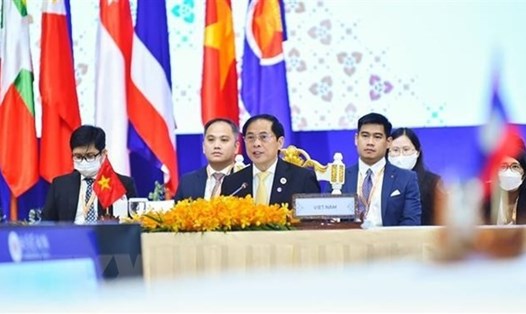 Bộ trưởng Ngoại giao Bùi Thanh Sơn (giữa) phát biểu tại Hội nghị ASEAN-Hàn Quốc, ngày 4.8.2022. Ảnh: TTXVN