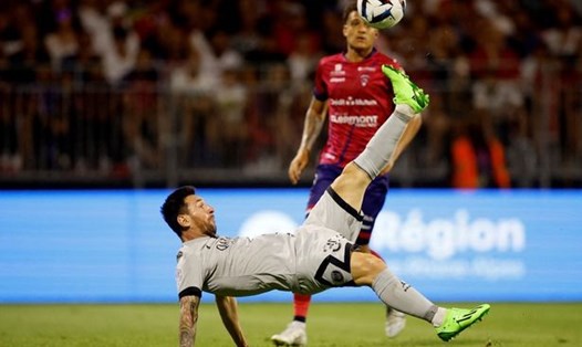 Siêu phẩm của Messi vào lưới Clermont Foot.  Ảnh: AFP