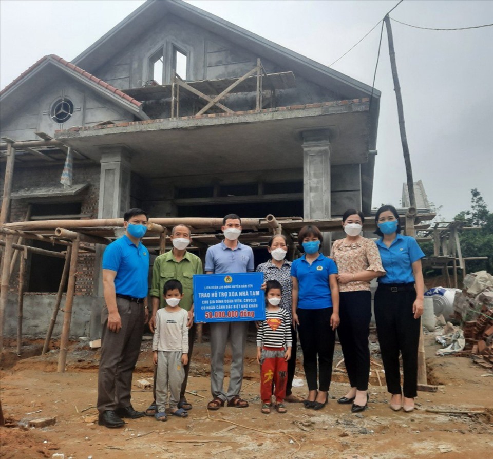 Cán bộ công đoàn tỉnh Tuyên Quang trao hỗ trợ Mái ấm Công đoàn cho gia đình đoàn viên. Ảnh: CĐTQ