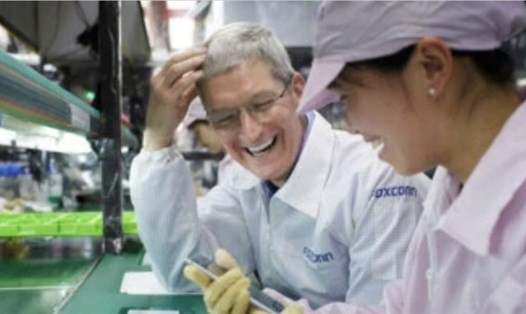 Giám đốc điều hành Apple Tim Cook đã đến thăm dây chuyền lắp ráp Foxconn nơi sản xuất iPhone. Ảnh chụp màn hình