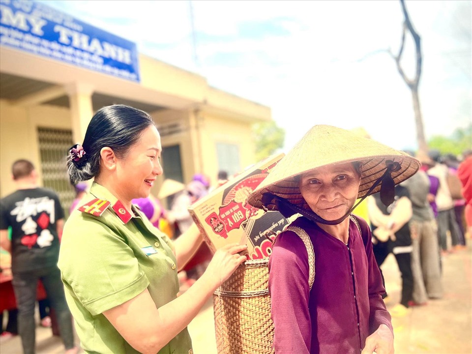 Hoạt động góp phần giúp các gia đình nghèo, cận nghèo tiếp tục có động lực, vươn lên trong cuộc sống. Ảnh: CĐ Công an tỉnh Bình Thuận.