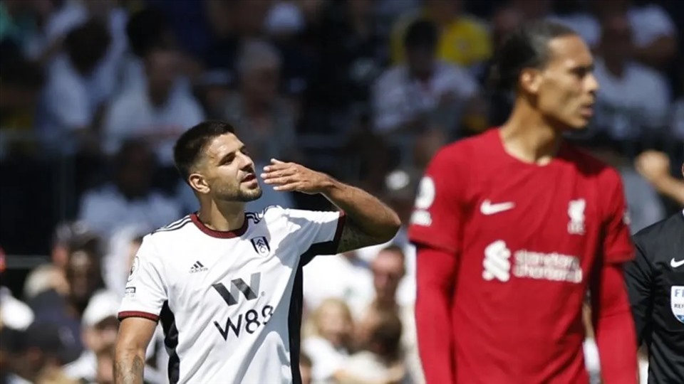 Các hậu vệ Premier League chú ý, Mitrovic đã trở lại