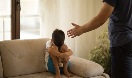 Trẻ thường dễ bị stress, căng thẳng và sợ hãi trước sự trách phạt nặng nề của cha mẹ. Ảnh: Xinhua