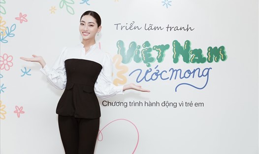 Hoa hậu Lương Thuỳ Linh rạng rỡ khi đến tham dự triển lãm tranh "Việt Nam ước mong". Ảnh: BTC