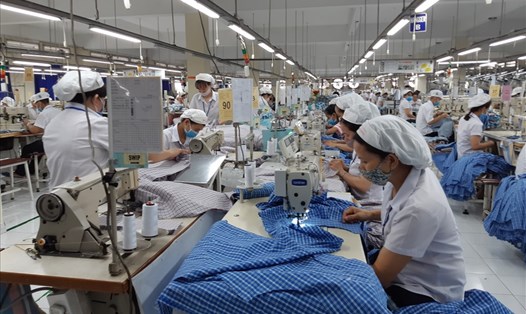 Nhiều doanh nghiệp ngành dệt may ở TPHCM đang rơi vào tình trạng ít đơn hàng khiến thu nhập của công nhân bị giảm sút. Ảnh: Nam Dương