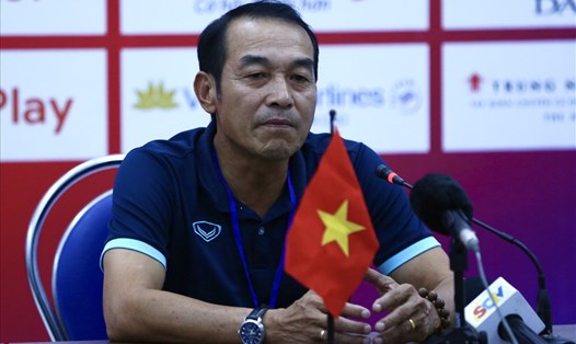 Huấn luyện viên Đinh Thế Nam dự họp báo sau trận đấu với U19 Malaysia. Ảnh: Thanh Vũ