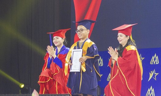 Nguyễn Hải Bằng được lãnh đạo Trường Đại học Hoa Sen trao khen thưởng trong Lễ tốt nghiệp đại học. Ảnh: NT