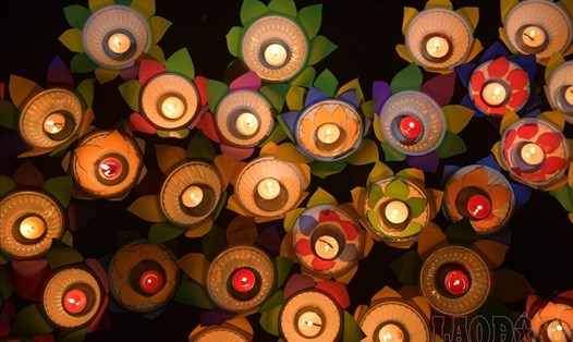 Hoa đăng thường xuất hiện trong các nghi lễ cúng rằm tháng 7. Ảnh: Tô Thế