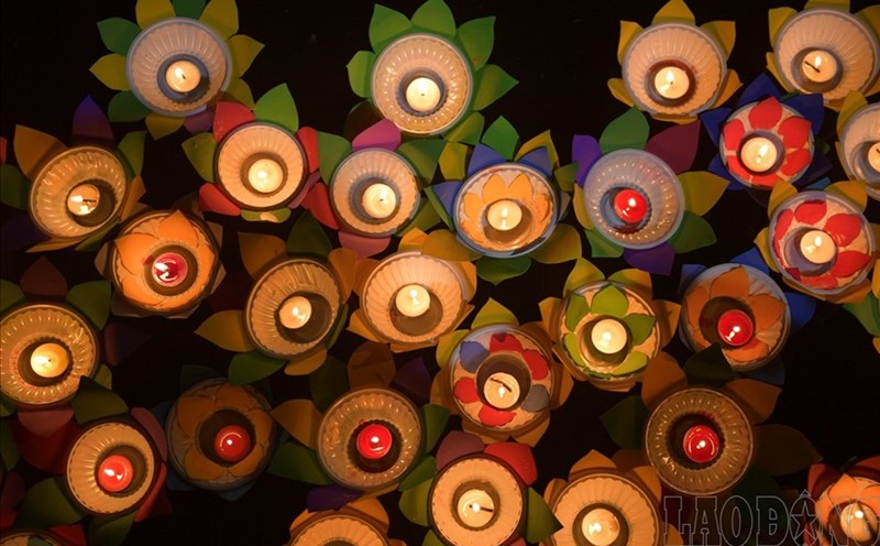 Hoa đăng thường xuất hiện trong các nghi lễ cúng rằm tháng 7. Ảnh: Tô Thế