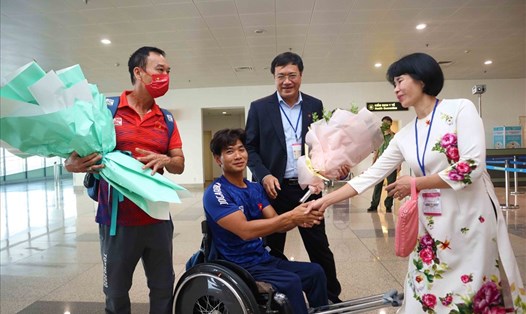 Lãnh đạo Tổng cục TDTT đón đoàn thể thao người khuyết tật Việt Nam về nước sau khi hoàn thành nhiệm vụ tại ASEA Para Games 2022. Ảnh: Bùi Lượng