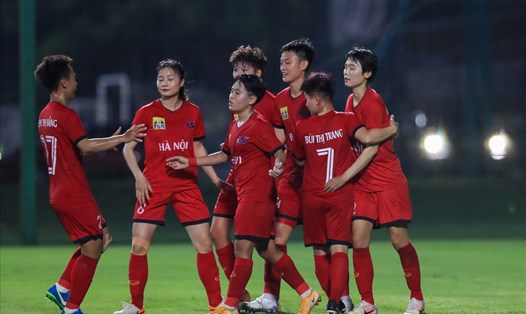 Câu lạc bộ nữ Hà Nội I (áo đỏ) giành chiến thắng thuyết phục 2-0 trước nữ Phong Phú Hà Nam I trong ngày ra quân tại bảng B Cúp quốc gia nữ 2022. Ảnh: Minh Dân