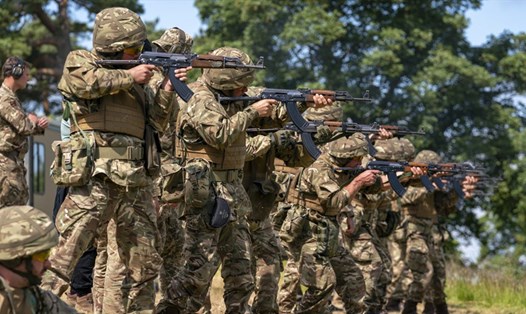 Các tân binh của quân đội Ukraina được chuyên gia Anh huấn luyện tại một căn cứ quân sự gần Manchester, Anh, ngày 7.7.2022. Ảnh: AP