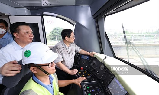 Thủ tướng đã "chốt tiến độ" trong chuyến thị sát tuyến đường sắt đô thị Nhổn- Ga Hà Nội. Ảnh: Hải Nguyễn
