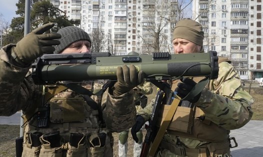 Quân nhân Ukraina cầm vũ khí chống tăng ở ngoại ô Kiev, Ukraina, ngày 9.3.2022. Ảnh: AP