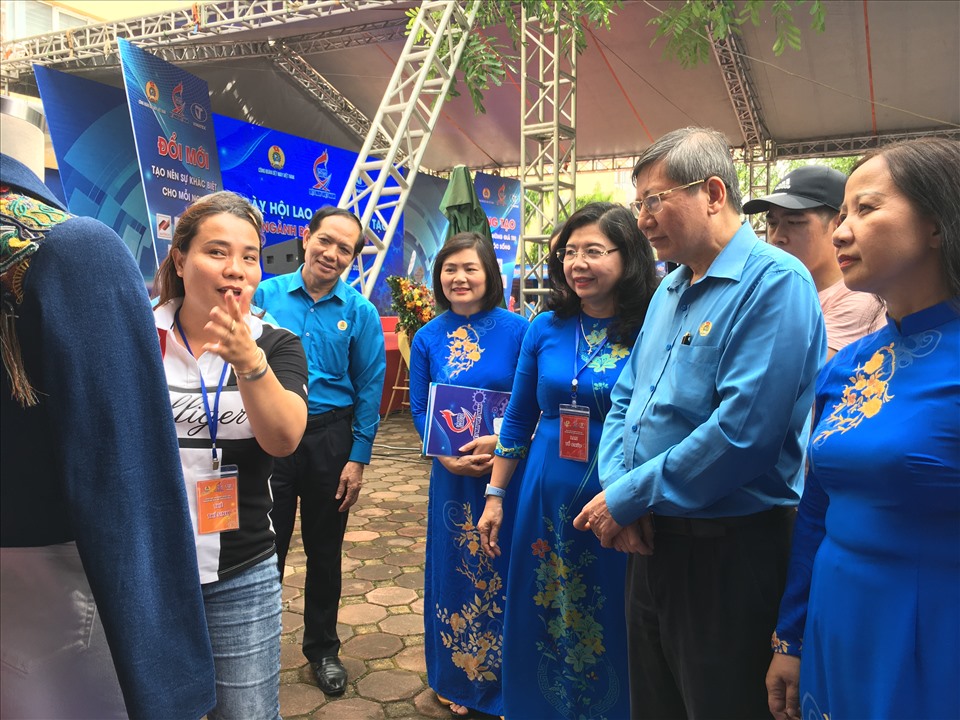 Phó Chủ tịch Thường trực Tổng Liên đoàn Lao động Việt Nam Trần Thanh Hải trao đổi với người lao động tại Ngày hội Lao động sáng tạo lần thứ III do Công đoàn Dệt May Việt Nam tổ chức. Ảnh: Kiều Vũ