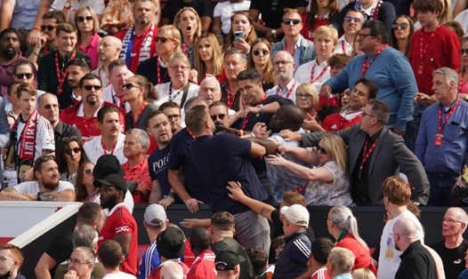 Cổ động viên Man United gây hấn với nhau khi trận đấu với Brighton đang diễn ra. Ảnh: The Sun