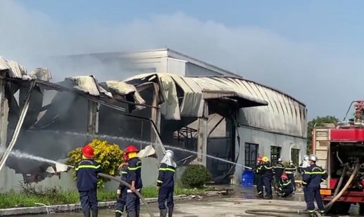 Hiện trường vụ cháy nhà xưởng tại Khu công nghiệp Quang Minh, huyện Mê Linh, Hà Nội. Ảnh: NDCC