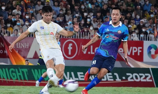 Lê Thanh Bình (phải) chuyển sang thi đấu cho Khánh Hoà theo dạng cho mượn từ đội Bình Định. Ảnh: Nguyễn Đăng