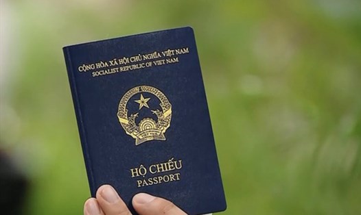 Đại sứ quán Tây Ban Nha công nhận hộ chiếu mẫu mới (bìa xanh tím than) của Việt Nam