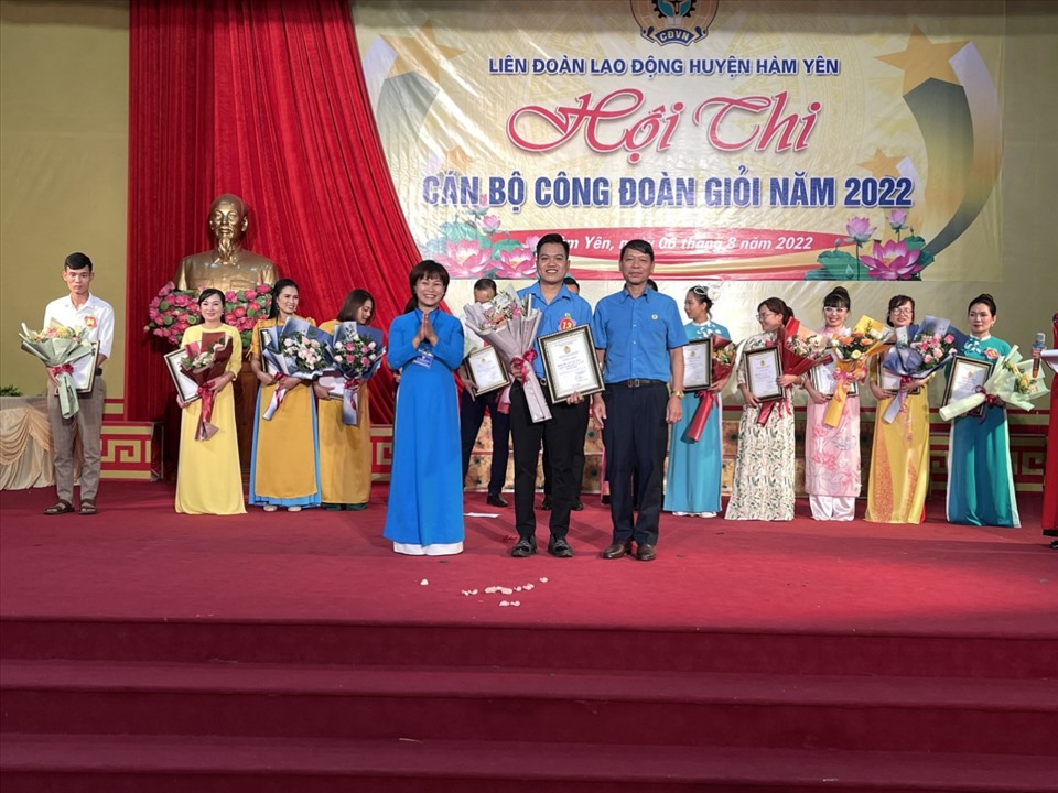 Lãnh đạo LĐLĐ tỉnh Tuyên Quang và LĐLĐ huyện Hàm Yên phần thưởng cho cán bộ công đoàn giỏi. Ảnh: CĐTQ