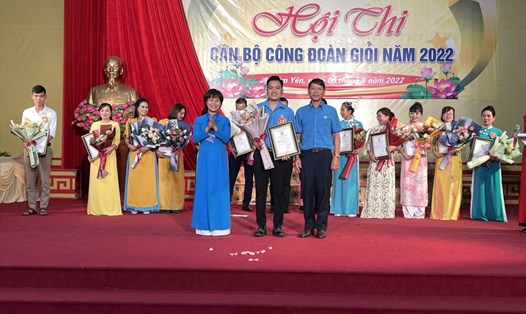 Lãnh đạo LĐLĐ tỉnh Tuyên Quang và LĐLĐ huyện Hàm Yên phần thưởng cho cán bộ công đoàn giỏi. Ảnh: CĐTQ
