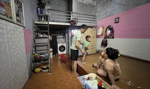 Gia đình anh Nguyễn Văn Hiệu - công nhân ở Khu công nghiệp Quang Minh tại phòng trọ thuê được 4 năm. Ảnh: M.Hương.
