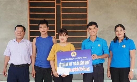 Đại diện lãnh đạo LĐLĐ tỉnh Tuyên Quang trao tiền hỗ trợ cho gia đình chị Lò Thị Hương. Ảnh: MT