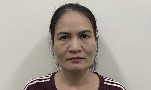 Bà Hoàng Thị Thanh Nga thời điểm bị khởi tố vì liên quan đến trục lợi từ việc cấp nhanh thẻ luồng xanh. Ảnh: CAHN